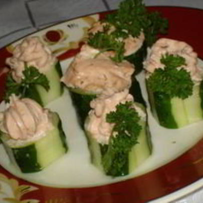 Канапе с лососем на огурцах