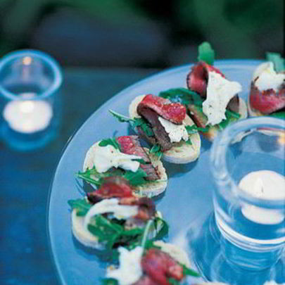 Канапе с моцареллой и ростбифом