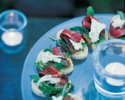 Канапе с моцареллой и ростбифом