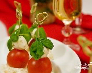 Канапе с моцареллой к шампанскому