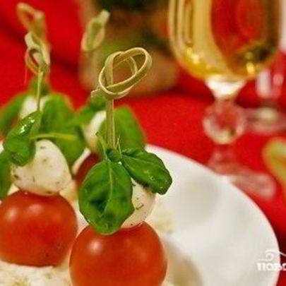 Канапе с моцареллой к шампанскому