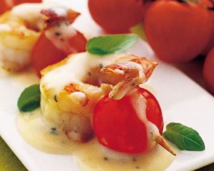 Канапе с норвежским омаром и помидорами с соусом из базилика