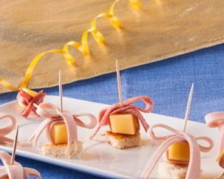 Канапе с сыром и колбасой