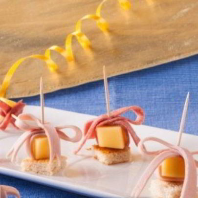 Канапе с сыром и колбасой