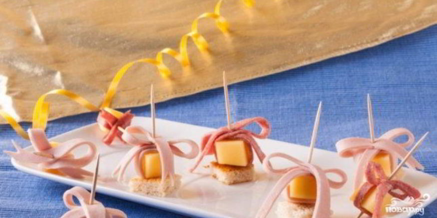 Рецепт канапе с сыром и колбасой