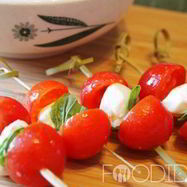 Рецепт Канапе с сыром и помидорами