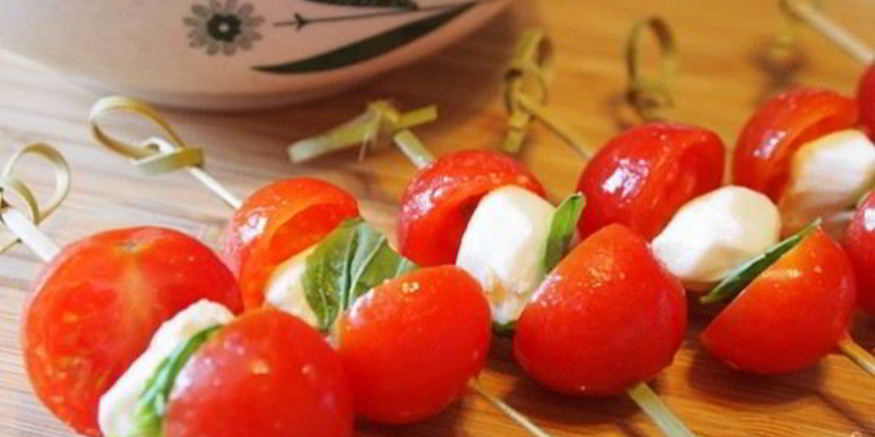 Рецепт канапе с сыром и помидорами