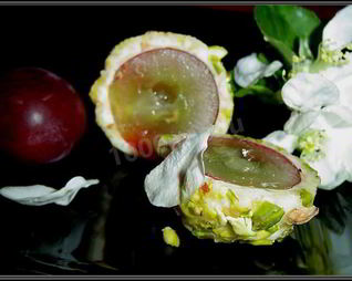 Канапе с сыром и виноградом