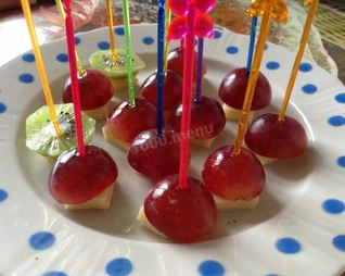 Канапе с виноградом, киви, апельсином и сыром