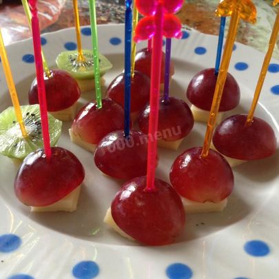 Канапе с виноградом, киви, апельсином и сыром
