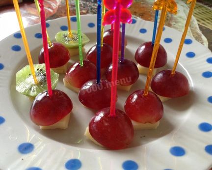 Канапе с виноградом, киви, апельсином и сыром