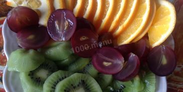 канапе с виноградом, киви, апельсином и сыром