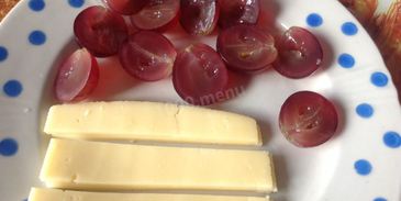 канапе с виноградом, киви, апельсином и сыром