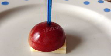 канапе с виноградом, киви, апельсином и сыром