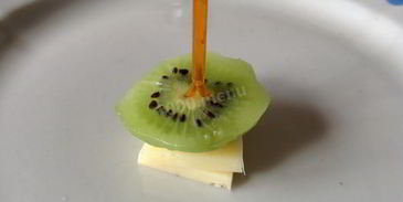 канапе с виноградом, киви, апельсином и сыром