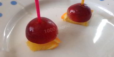 канапе с виноградом, киви, апельсином и сыром