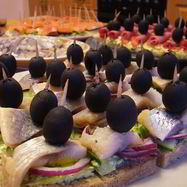 Рецепт Канапе-экспресса с селедкой, огурцом и красным луком