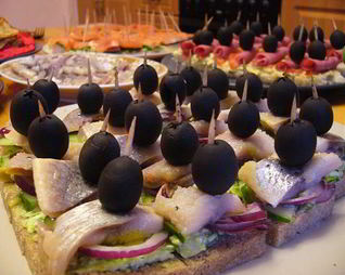 Канапе-экспресс с селедкой, огурцом и красным луком