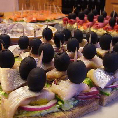 Канапе-экспресс с селедкой, огурцом и красным луком