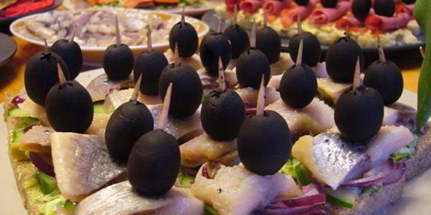 Рецепт канапе-экспресса с селедкой, огурцом и красным луком