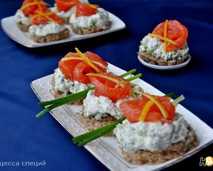 Канапе закусочные с красной рыбой и сырным кремом