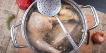 хрустальный холодец из домашнего петуха