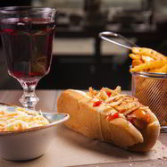 Рецепт Хот-дога Лакки Лучано с салатом коул слоу и луком фри