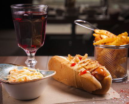 Хот-дог Лакки Лучано с салатом коул слоу и луком фри