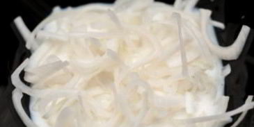 хот-дог с жареным луком