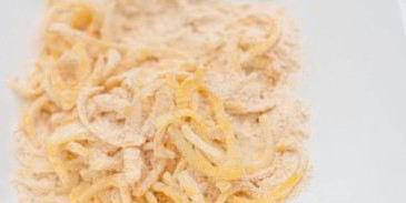 хот-дог с жареным луком