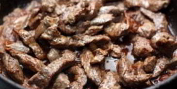 хот-дог с жареным луком