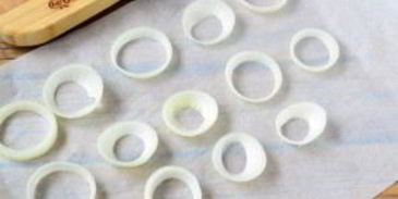 хот-дог в луковых колечках