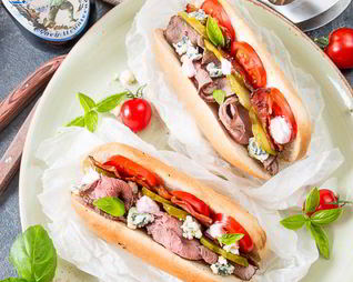 Неправильный хот-дог с ростбифом