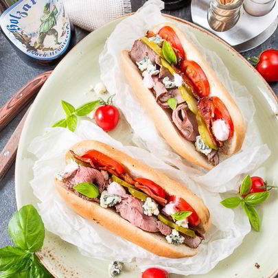 Неправильный хот-дог с ростбифом