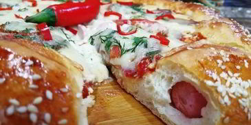 суперсырная хот-дог-пицца