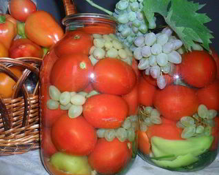 Консервированные помидоры с виноградом