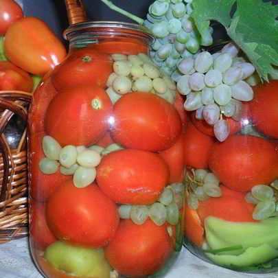 Консервированные помидоры с виноградом