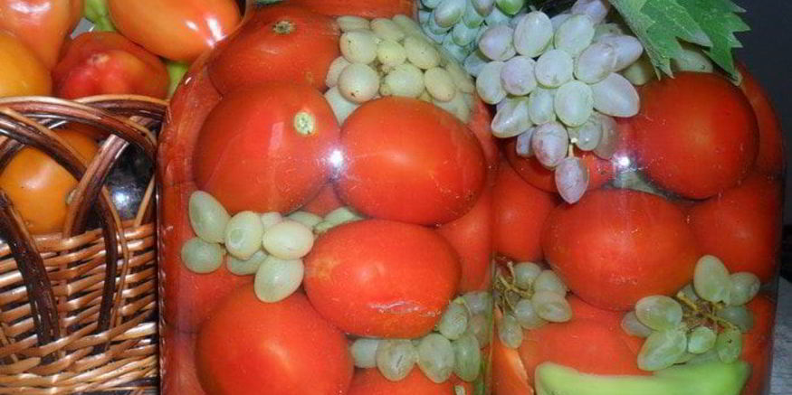 Рецепт консервированных помидоров с виноградом