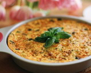 Фриттата из кабачков и моркови с оливками