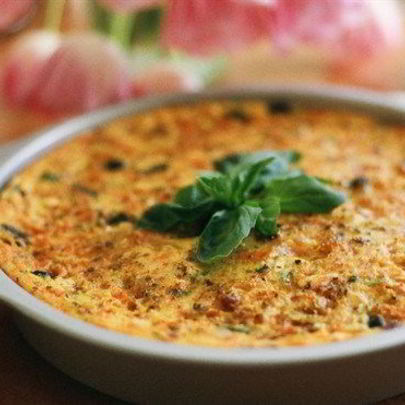 Фриттата из кабачков и моркови с оливками