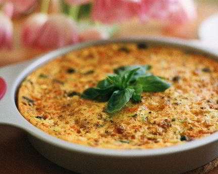 Фриттата из кабачков и моркови с оливками