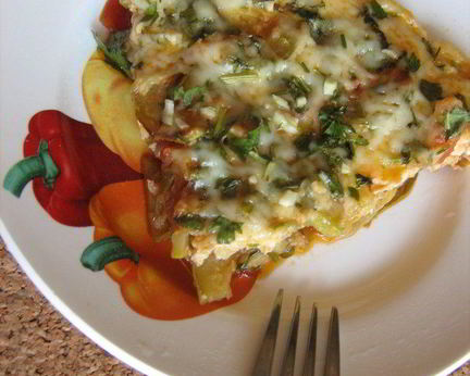 Фриттата с кабачками, помидорами, зеленью и пармезаном