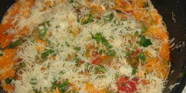 фриттата с кабачками, помидорами, зеленью и пармезаном