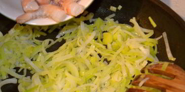 фриттата с креветками и луком пореем