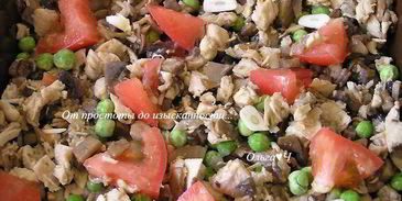 фриттата с курицей, грибами и зеленым горошком