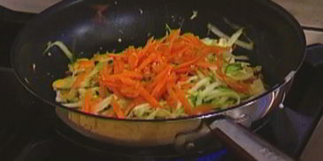 фриттата с цукини, морковью и помидором