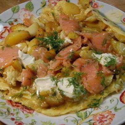 Испанский омлет с картофелем, семгой и укропом