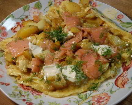 Испанский омлет с картофелем, семгой и укропом