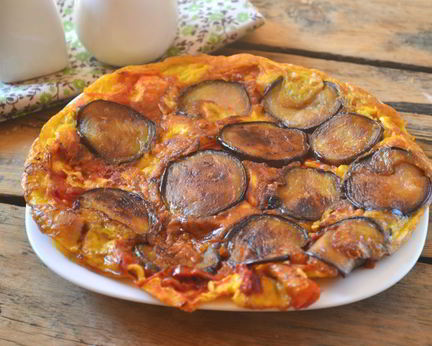 Омлет с баклажанами и помидорами