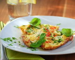 Омлет с беконом, пармезаном и зеленью